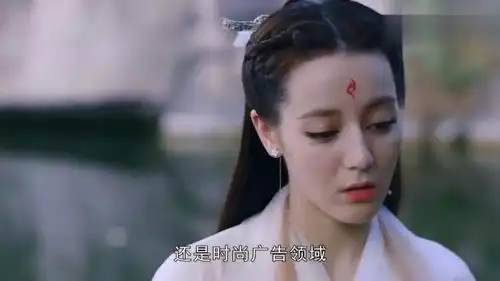 90后顶流迪丽热巴营业,用宝宝滤镜自拍,嘟嘴造型太可爱