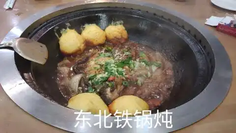 朋友从外地回来请强哥吃东北铁锅炖,5斤的江团鱼炖一大锅特别爽