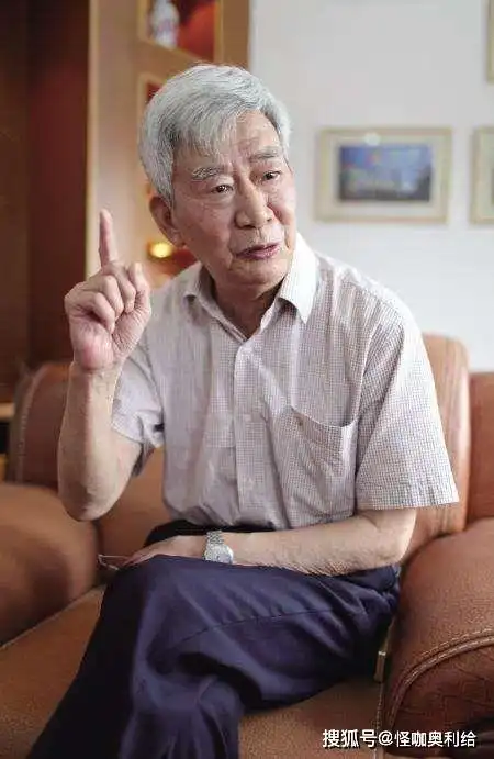 马云掩面哭泣的照片