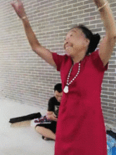 搞笑gif给小孩制作创意手工衣服,宝宝一副生无可恋的样子