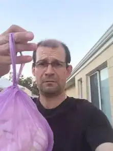 国外兴起爸爸换尿布表情自拍,一看就是亲生的