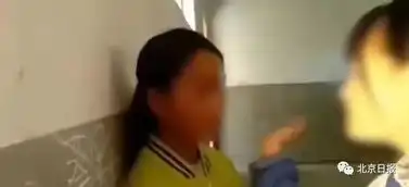 俩女生被罚跪扇耳光,教育局说她们情绪稳定少年的你演不出如此荒谬