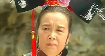 还珠格格中经典穿帮镜头,小燕子的耳环,而五阿哥的眼睛秒变