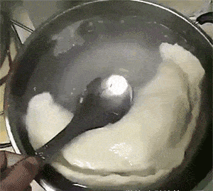 每日一笑地铁上遇到的妹子,这表情是喜欢我吗