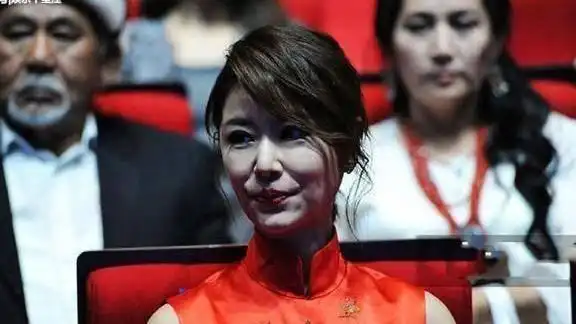 42岁林心如晒自拍还自评不修图网友吐槽心疼华哥的眼睛